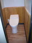 洋式トイレにし腰板は、杉板を使用
